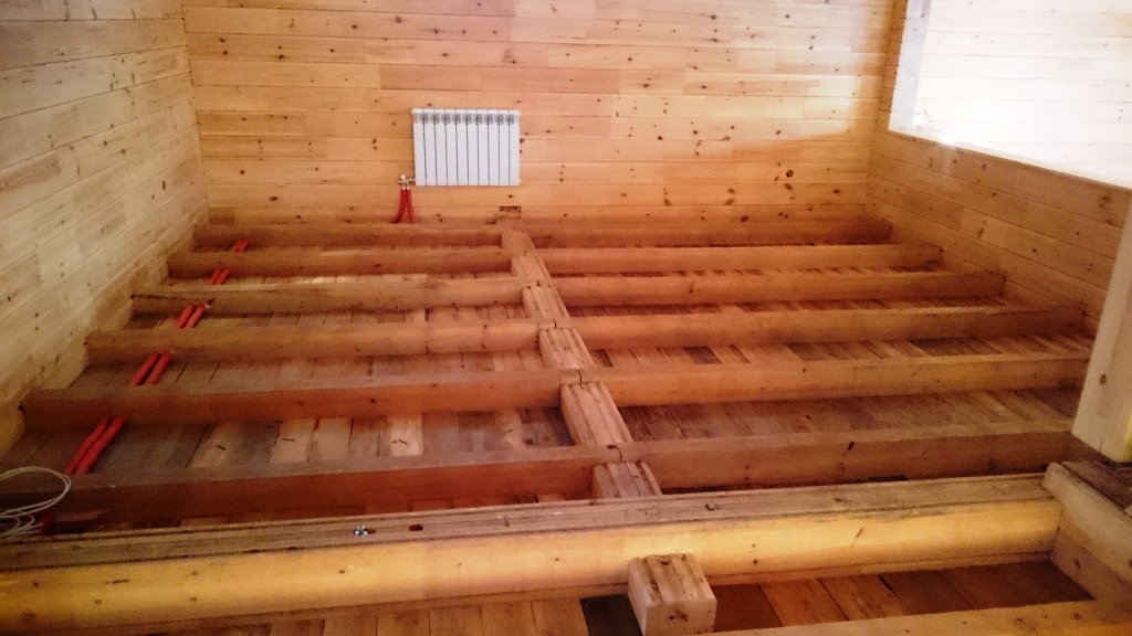 Как уложить и покрасить деревянный пол? Смотрите фоторепортаж из загородного дома в Новосибирске!