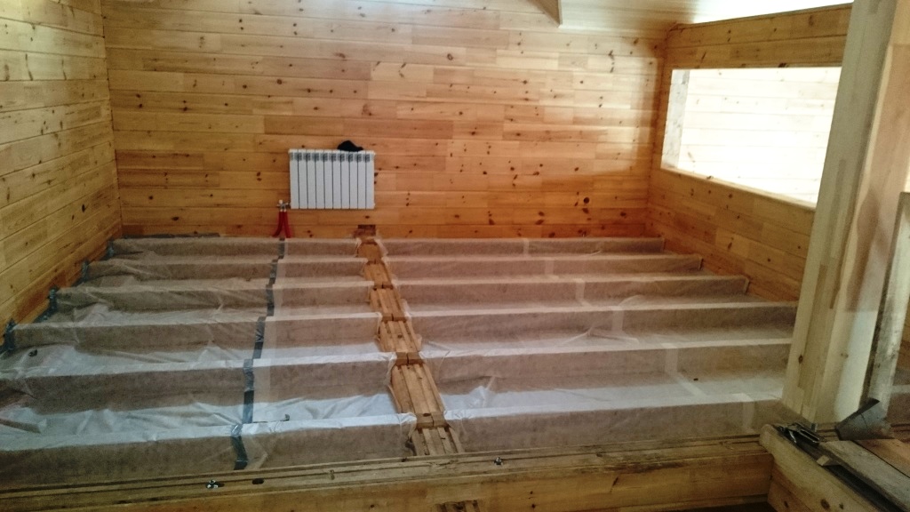 Как уложить и покрасить деревянный пол? Смотрите фоторепортаж из загородного дома в Новосибирске!